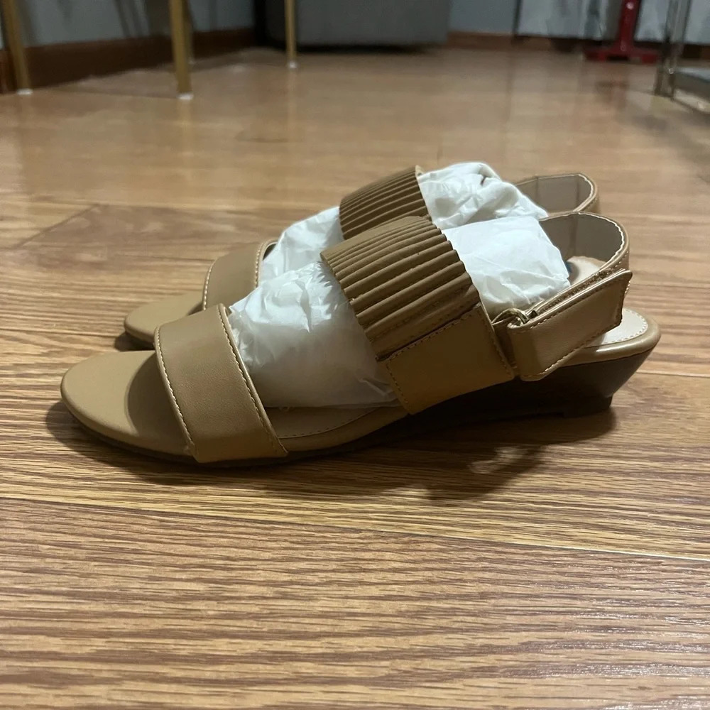 NEW Comfort Corner Sandals 6.5M
